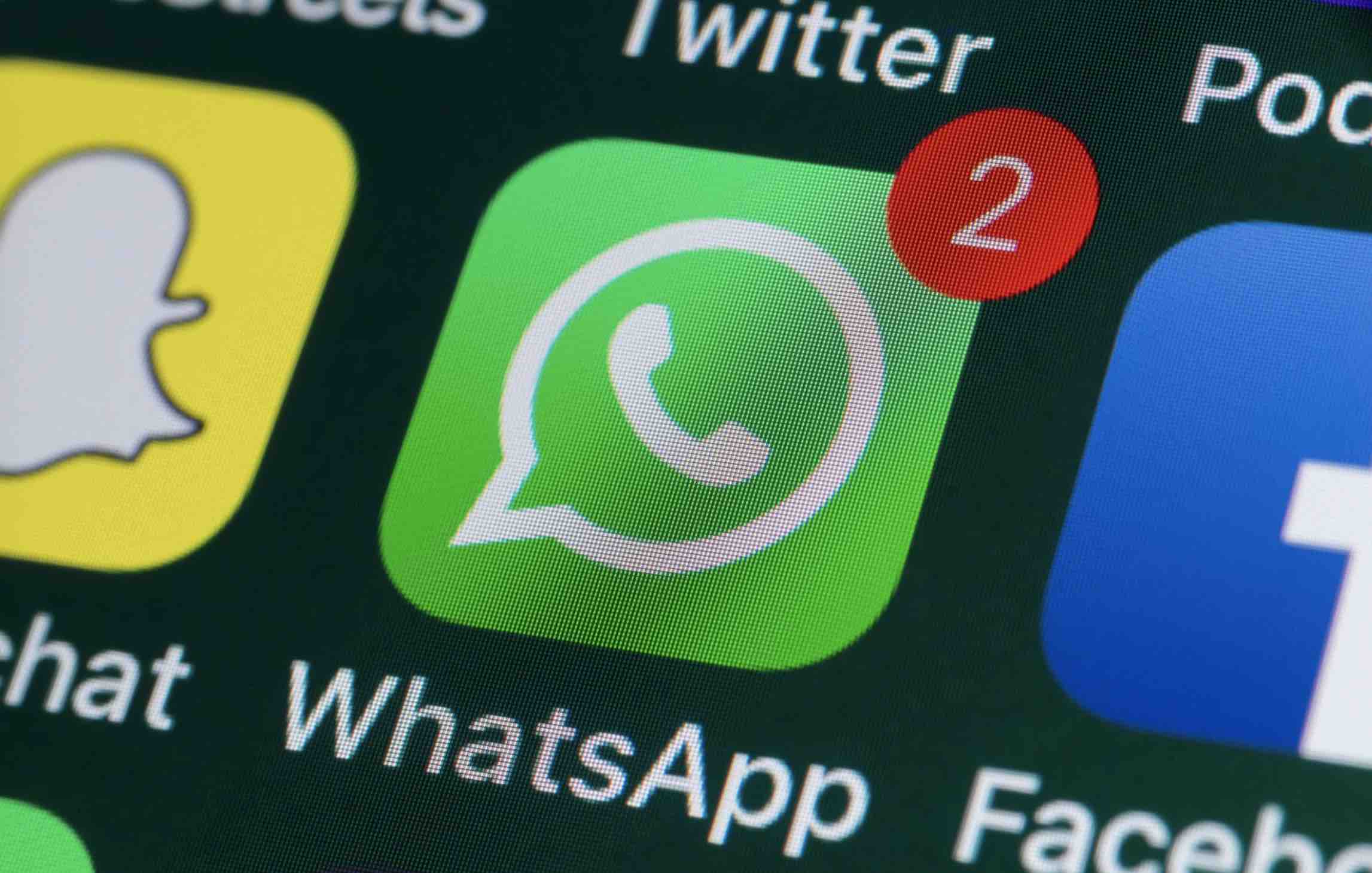 Làm sao để chia sẻ tệp tin và ảnh trên WhatsApp?
