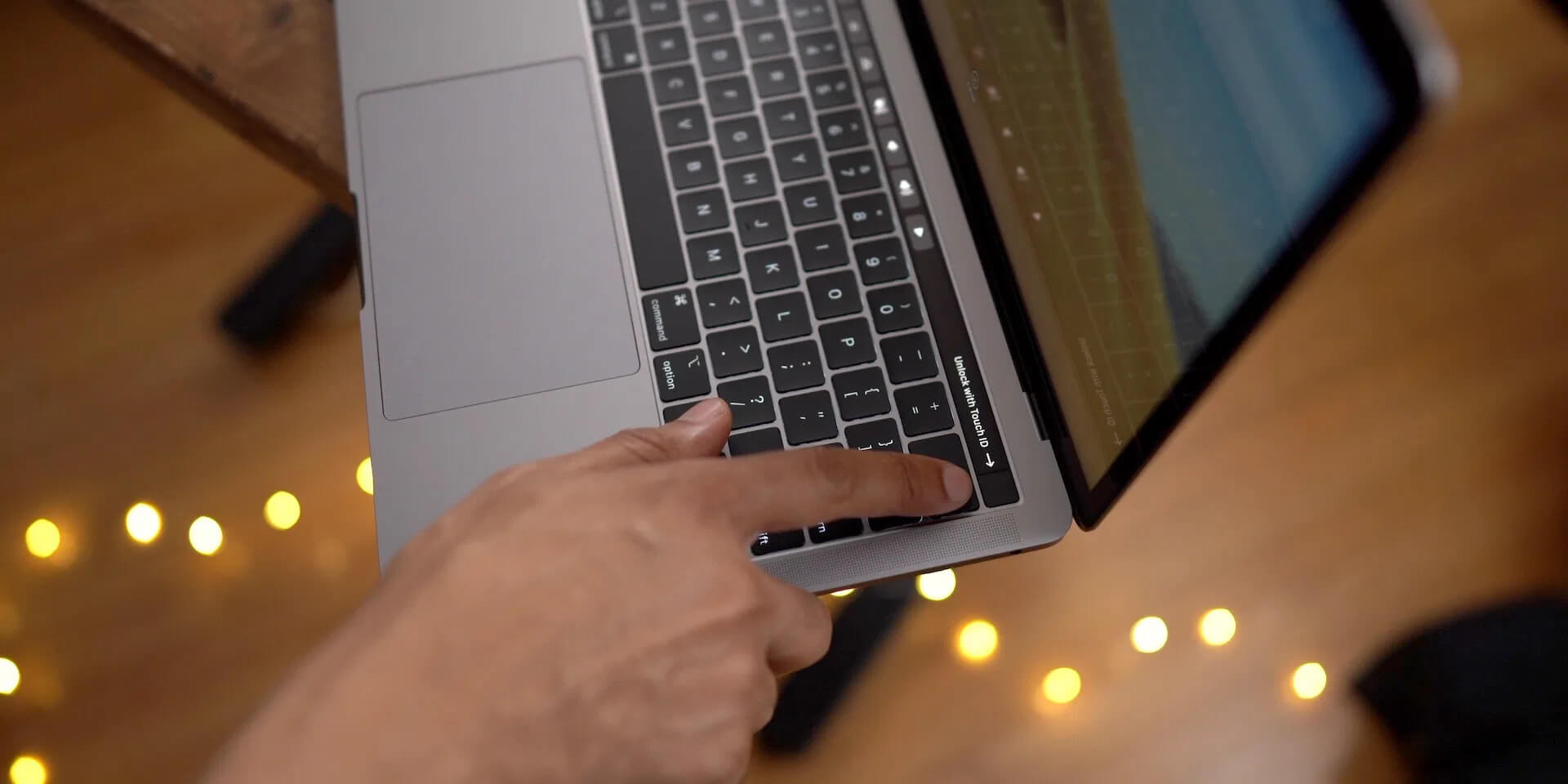 Touch ID tích hợp trên thanh Touch Bar