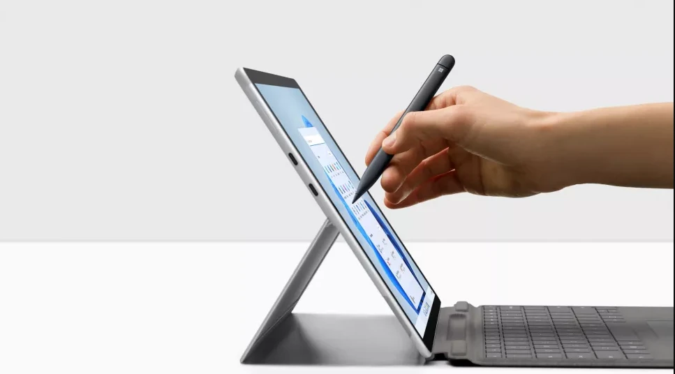 Surface Pro 8 vẫn hỗ trợ bàn phím Surface Pro Keyboard cùng bút cảm ứng Surface Slim Pen 2