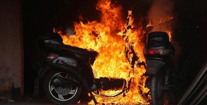Sạc pin xe đạp điện bị cháy rất nguy hiểm và khó dập tắt