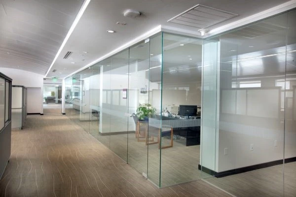 Vách kính văn phòng mang đến một không gian nội thất hiện đại.