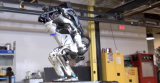 Robot Atlas của Boston Dynamics đã có thể lộn nhào, xô không té