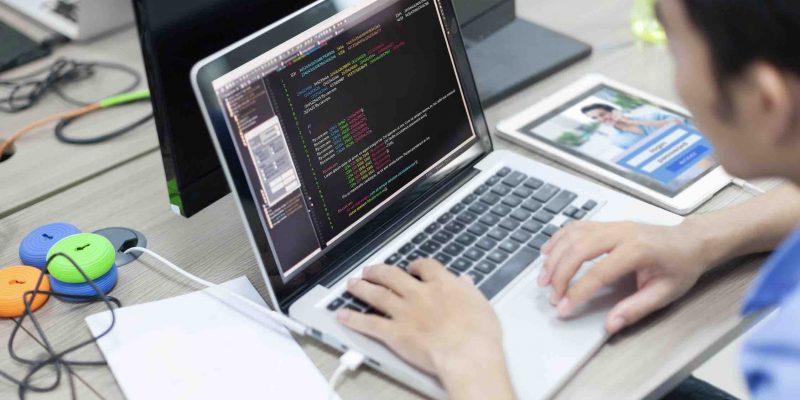 Outsorce là gì? Những lợi ích và hạn chế của Outsource