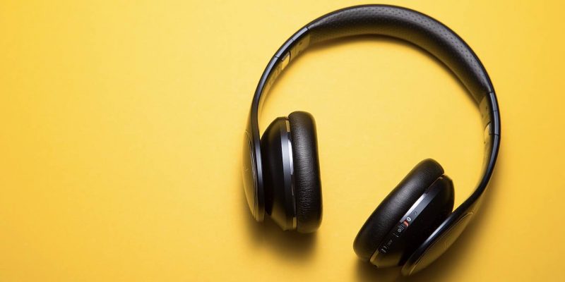 Nên mua tai nghe chụp tai giá rẻ và loại nào tốt nhất hiện nay